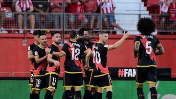 ALMERÍA 11/08/2023.- Los jugadores del Rayo Vallecano celebran el segundo gol de su equipo durante el partido de LaLiga entre el Almería y el Rayo Vallecano, este viernes en el Power Horse Stadium de Almería. EFE / Carlos Barba