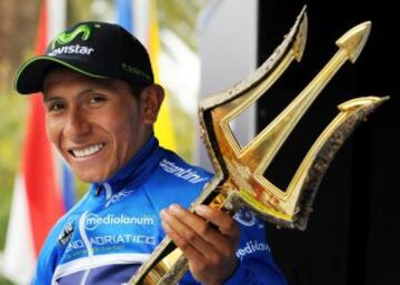 El ciclista colombiano Nairo Quintana, del equipo Movistar, celebra en el podio su título de campeón de la Tirreno-Adriático tras la última etapa, una contrarreloj individual de 10 kilómetros.