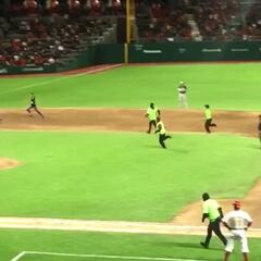 Dos espontáneos interrumpen partido entre Diablos y Padres