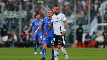 Futbol, Colo Colo vs Universidad de Chile.
Fecha 22, Liga de Primera 2025.
El jugador de Universidad de Chile Charles Aranguiz, con Arturo Vidal de Colo Colo durante un partido de la Liga de Primera realizado en el estadio Monumental de Santiago, Chile.
31/08/2025
Javier Vergara/Photosport
Football, Colo Colo vs Universidad de Chile.
22nd turn, First division league.
Universidad de Chile player Charles Aranguiz, against Arturo Vidal of Colo Colo during a first division match at the Monumental stadium in Santiago, Chile.
31/08/2025
Javier Vergara/Photosport