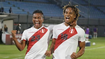 Soccer Football - World Cup 2022 South American Qualifiers - Paraguay v Peru - Estadio Defensores del Chaco, Asuncion, Paraguay - October 8, 2020   Peru&#039;s Andre Carrillo celebrates scoring their first goal with Pedro Aquino  REUTERS/Jorge Adorno