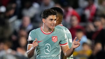 VIC (CATALUÑA), 31/10/2024.- El delantero del Atlético Julián Álvarez celebra tras marcar ante el Vic, durante el partido de la Copa del Rey que UE Vic y Atlético de Madrid disputan este jueves en el estadio Hipòlit Planàs. EFE/Siu Wu