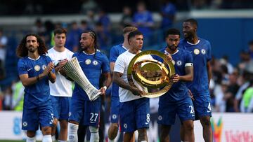 Jugadores del Chelsea mostrando sus trofeos.