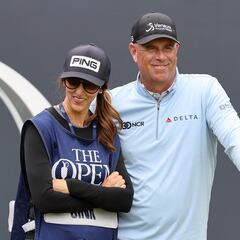 How much money does a professional caddie make?