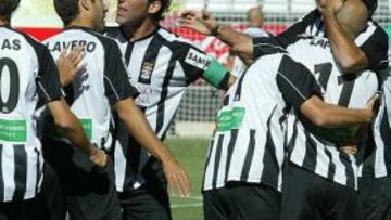 Los jugadores del Cartagena celebran el empate.