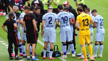 Los jugadores del Atlético atienden a Simeone.