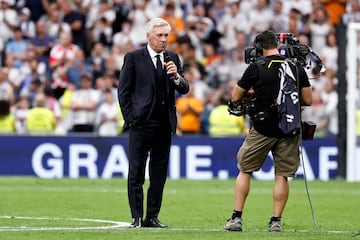 Emocionante despedida de la afición en el Bernabéu a Carlo Ancelotti. 