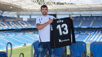 Mathew Ryan posa con la camiseta de la Real Sociedad tras su fichaje por el club donostiarra.