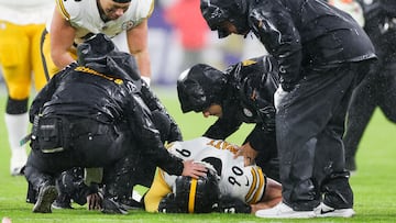 BALTIMORE, MARYLAND - JANUARY 06: T.J. Watt #90 of the Pittsburgh Steelers is looked at by medical staff after an injury during the second half of a game against the Baltimore Ravens at M&T Bank Stadium on January 06, 2024 in Baltimore, Maryland.   Rob Carr/Getty Images/AFP (Photo by Rob Carr / GETTY IMAGES NORTH AMERICA / Getty Images via AFP)