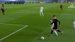 Posible penalti de Casemiro a Monreal en la primera mitad