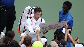 Dominic Thiem firma autógrafos tras su último partido de Grand Slam en el US Open.