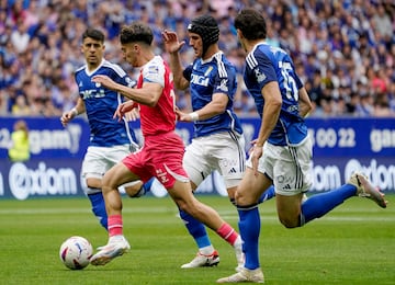 OVIEDO, 16/06/2024.- El centrocampista del RCD Espanyol Alvaro Aguado (2i) se escapa de Luismi (2d), del Oviedo, durante el partido de ida del playoff de ascenso a LaLiga EA Sports que Real Oviedo y RCD Espanyol disputan hoy domingo en el estadio Carlos Tartiere, en Oviedo. EFE/ Paco Paredes
