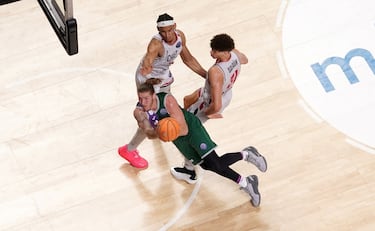 El Unicaja se repone de la batalla contra el Real Madrid ante un Cholet vulgar