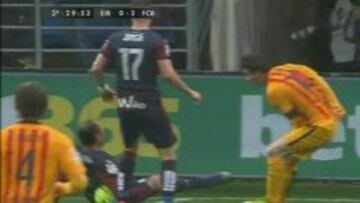 Imagen del balón atrapado en la axila de Ramis.