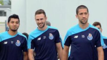 Jesús Corona y Miguel Layún en la práctica del equipo.