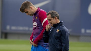 Gerard Piqu&eacute;, hablando con el nuevo t&eacute;cnico, Sergi Barjuan.