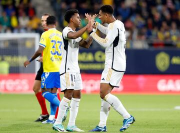 Los jugadores del Real Madrid, Rodrygo y Bellingham, celebran el 0-1 del jugador brasileño. 
