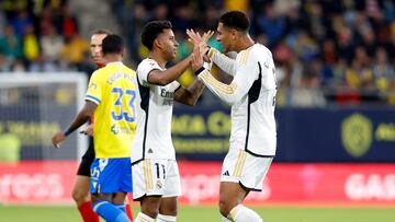 Los jugadores del Real Madrid, Rodrygo y Bellingham, celebran el 0-1 del jugador brasileño. 
