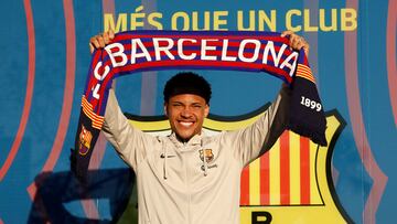 Soccer Football - Vitor Roque arrives at FC Barcelona - Barcelona, Spain - December 27, 2023 FC Barcelona's Vitor Roque holds up a scarf during the unveiling REUTERS/Albert Gea