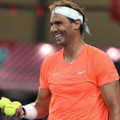 Nadal se exhibe ante Thiem en su regreso a las pistas