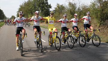 Tadej Pogacar posa junto a sus compañeros del UAE Emirates David De la Cruz, Alexander Kristoff, Vegard Stake Laengen, Marco Marcato y Jan Polanc durante la última etapa del Tour de Francia 2020.
