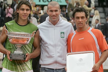 Nadal, con la Copa de los Mosqueteros en su primer Roland Garros (2005), que le entregó Zinedine Zidane tras derrotar a Mariano Puerta.