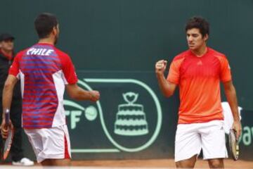 Hans Podlipnik y Christian Garin durante el partido de dobles.