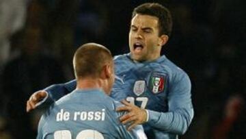 Giuseppe Rossi, americano de nacimiento, evitó la primera victoria en su historia de Estados Unidos ante Italia al liderar la remontada de la selección 'azzurra'. Donovan adelantó a los americanos al transformar un penalti cometido por Chiellini cuando EE UU ya se había quedado con diez jugadores. Rossi empató nada más saltar al campo, De Rossi puso el 1-2 y, de nuevo, el jugador del Villarreal finiquitó el partido con el 1-3.