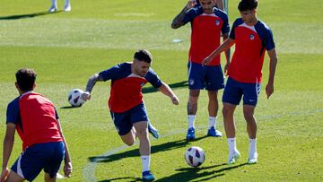 Javi Galán en un entrenamiento con el Atlético.