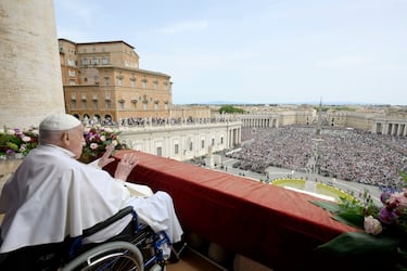 El Papa Francisco saluda a los fieles congregados en la Plaza de San Pedro.