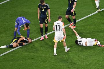 Los dos jugadores tendidos en el suelo piden la asistencia médica.