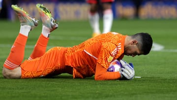 BUENOS AIRES, ARGENTINA - SEPTEMBER 11: Agustín Rossi of Boca Juniors holds the ball during a match between Boca Juniors and River Plate as part of Liga Profesional 2022 at Estadio Alberto J. Armando on September 11, 2022 in Buenos Aires, Argentina. (Photo by Daniel Jayo/Getty Images)