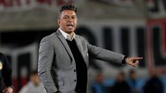 BUENOS AIRES, ARGENTINA - SEPTEMBER 14: Marcelo Gallardo, coach of River Plate, gives directions to his players during a match between River Plate and Banfield as part of Liga Profesional 2022 at Estadio Mas Monumental Antonio Vespucio Liberti on September 14, 2022 in Buenos Aires, Argentina. (Photo by Daniel Jayo/Getty Images)