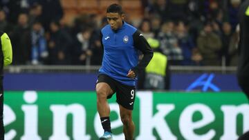 Luis Muriel durante el calentamiento con Atalanta.