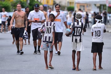 Jvenes aficionados del Santos caminan con la camiseta nmero 10 antes de la presentacin de Neymar.