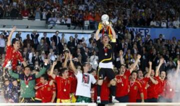 La invicta selección de España se coronó por segunda vez en su historia como campeona de Europa tras la Euro 1964, rompiendo una sequía de 44 años sin ganar un torneo internacional. En la imagen el momento en el que el capitán de la Selección Iker Casillas alza el trofeo de campeones. 