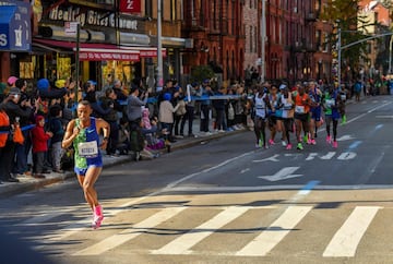 El etíope Shura Kitata perseguido por otro grupo de corredores por las calles de Nueva York. 