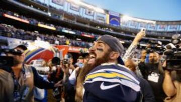 Eric Weddle en su despedida de la afición de San Diego.