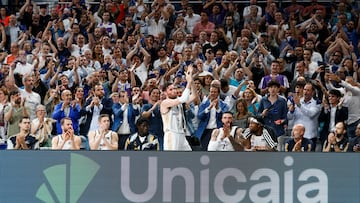 Los aficionados y los jugadores del Real Madrid homenajean a Rudy Fern¨¢ndez en el que ha podido ser su ¨²ltimo partido en el Palacio de Deportes con la camiseta blanca.