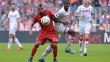 Vidal disputa el balón con el delantero francés Anthony Modeste.