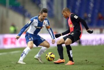 Sergio García disputa un balón con Wellington Silva.