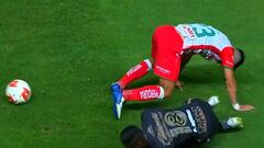 La dura jugada que le costó la expulsión a Baeza en México