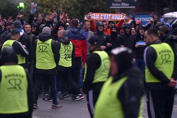 Cordón de seguridad para los ultras del Olympique de Maarsella en las inmediaciones del estadio de San Mamés.