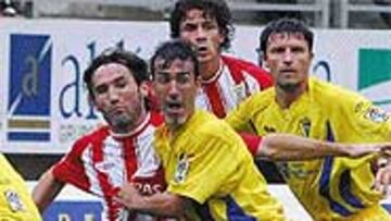 <b>VIBRANTE</B>. El derby entre Algeciras y Cádiz fue muy peleado en el terreno de juego, pero sin ningún incidente, como en las gradas.