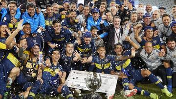 MENDOZA, ARGENTINA - MAY 01: Players of Boca Juniors celebrate winning with the Supercopa Argentina trophy after a match between Boca Juniors and Rosario Central as part of Supercopa Argentina on May 2, 2019 in Mendoza, Argentina. (Photo by Alexis Lloret/Getty Images)