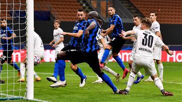 MILAN, ITALY - OCTOBER 21: Romelu Lukaku of Inter Milan scores 2-2 during the UEFA Champions League  match between Internazionale v Borussia Monchengladbach at the San Siro on October 21, 2020 in Milan Italy (Photo by Mattia Ozbot/Soccrates/Getty Images)