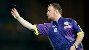 El jugador inglés Luke Littler lanza un dardo durante su partido de cuartos de final ante Brendan Dolan en el Paddy Power World Darts Championship, el Mundial de Dardos, en el Alexandra Palace de Londres.