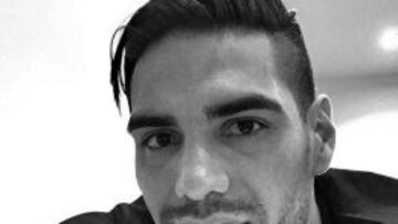 En su cuenta de Twitter, Radamel Falcao repite la publicación del cambio y toma de decisiones, pero invita a Rigoberto Urán a hacerse su corte de pelo.