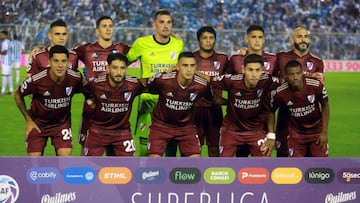 AME2335. TUCUM&Aacute;N (ARGENTINA), 07/03/2020.- Los jugadores titulares de River Plate posan antes del inicio del partido por la Superliga Argentina entre Atl&eacute;tico Tucum&aacute;n y River Plate este s&aacute;bado, en el estadio Monumental Jos&eacute; Fierro de Tucum&aacute;n (Argentina). EFE/ Nicol&aacute;s N&uacute;&ntilde;ez