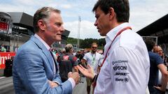 Sean Bratches, director comercial de la F1, charla con Toto Wolff, m&aacute;ximo responsable de Mercedes.